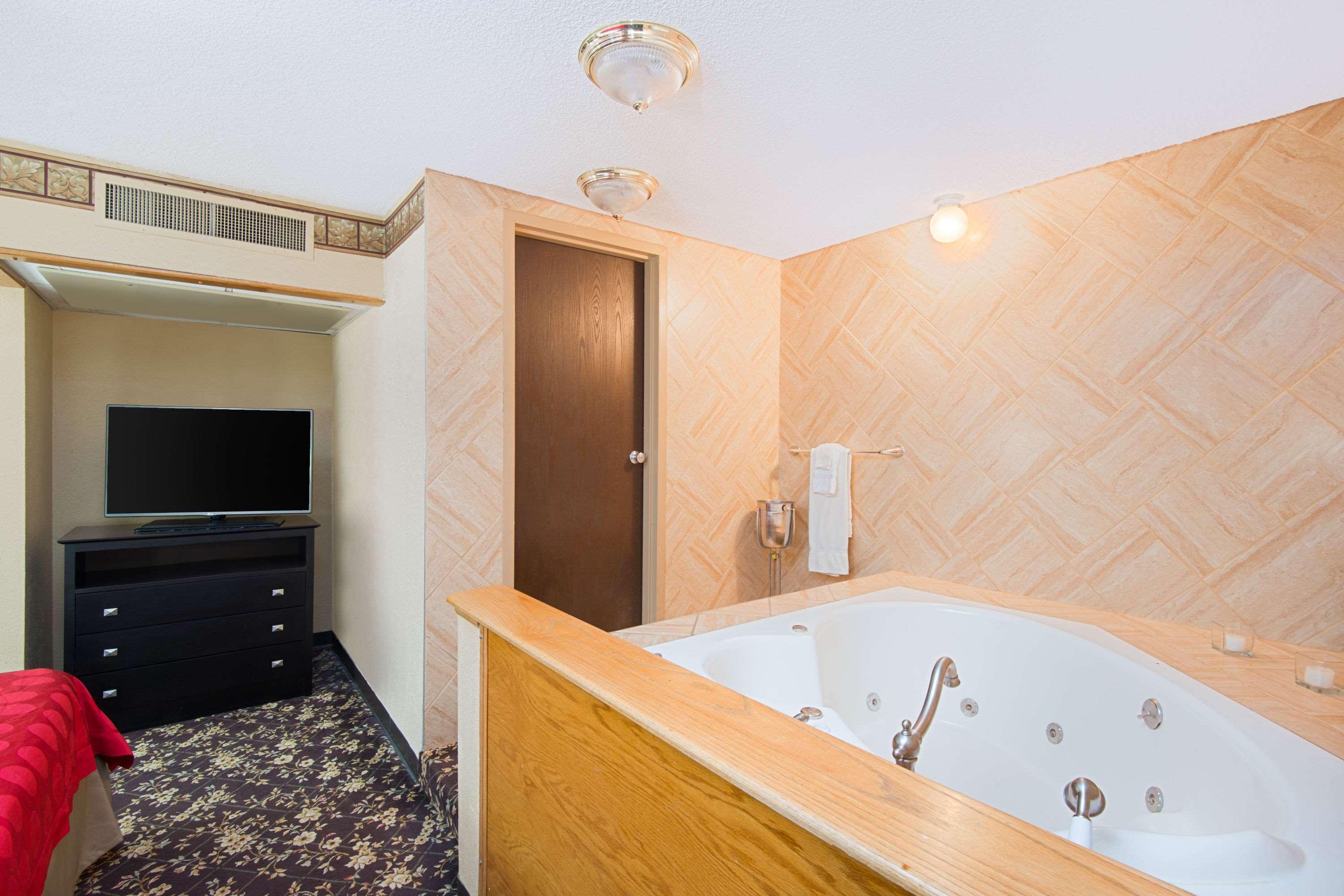 รามาดา พลาซา แอนด์ คอนเฟอเรนซ์ เซ็นเตอร์ บาย วินด์แฮม ยิลเลตต์ Hotel ภายนอก รูปภาพ