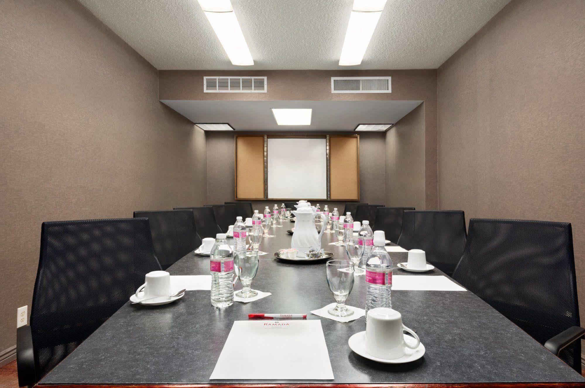 รามาดา พลาซา แอนด์ คอนเฟอเรนซ์ เซ็นเตอร์ บาย วินด์แฮม ยิลเลตต์ Hotel ภายนอก รูปภาพ